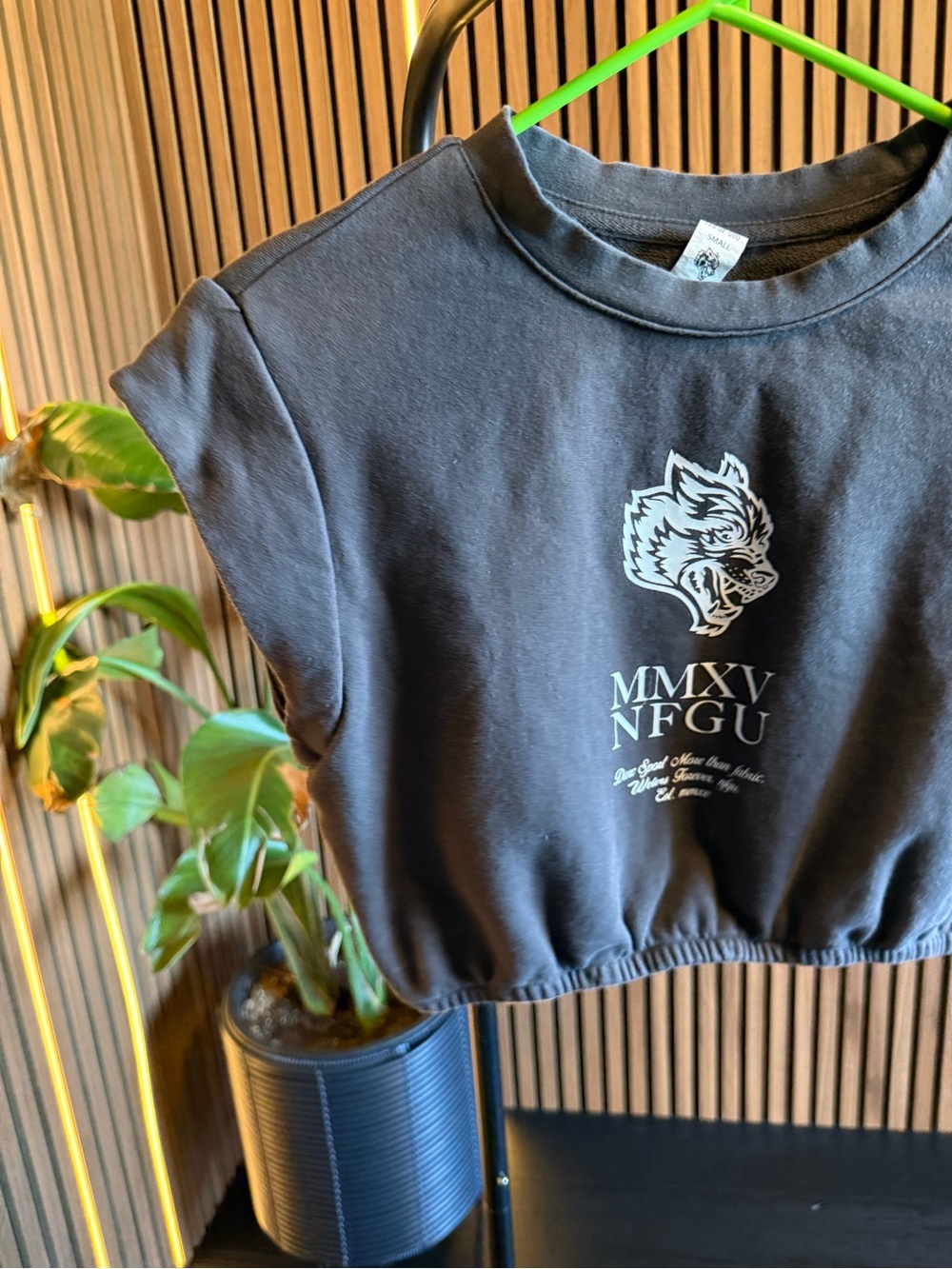 DarcSport Graphic Cropped Tee - Wolf Design - Picture 2 of 2